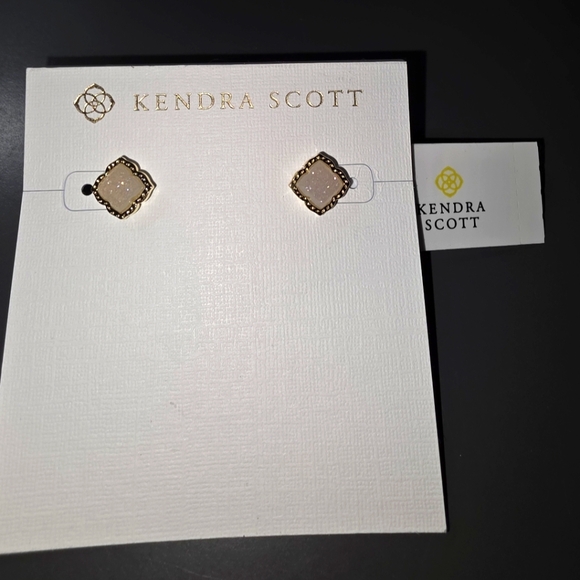 Kendra Scott Posts - Picture 1 of 1